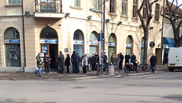 КАСНЕ РАЧУНИ: Гужве испред „Водовода“ у Пожаревцу КАСНЕ РАЧУНИ: Гужве испред „Водовода“ у Пожаревцу
