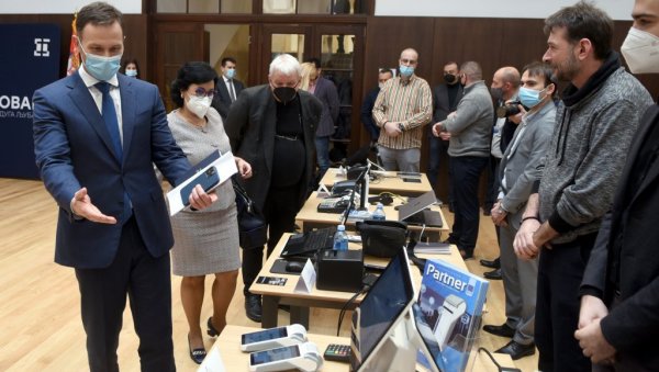И КУПЦИ У КОНТРОЛИ: На нов систем фискализације прећи ће најмање 130.000 обвезника, грађани ће моћи телефоном да скенирају QР код на рачуну И КУПЦИ У КОНТРОЛИ: На нов систем фискализације прећи ће најмање 130.000 обвезника, грађани ће моћи телефоном да скенирају QР код на рачуну
