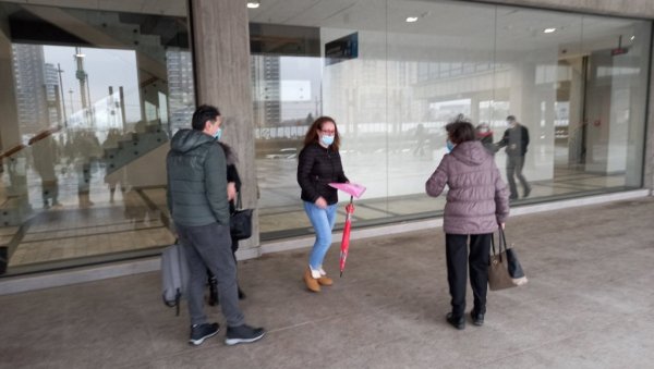 УКИНУТ ПРИТВОР МАЈЦИ И БАБИ ИЗ ОБРЕНОВЦА: Терете се да су новорођену бебу бациле у контејнер УКИНУТ ПРИТВОР МАЈЦИ И БАБИ ИЗ ОБРЕНОВЦА: Терете се да су новорођену бебу бациле у контејнер