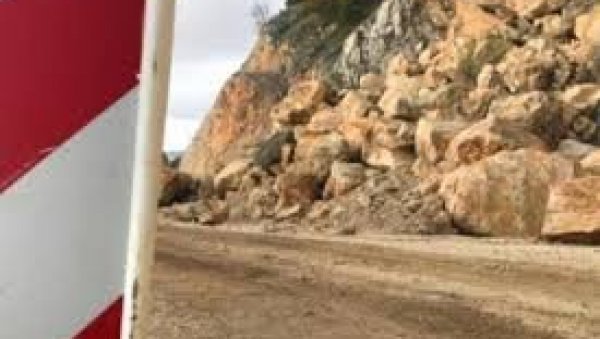 ПУТ ПРИБОЈ–БИСТРИЦА ПОНОВО ПРОХОДАН: Добре вести после скоро 20 сати борбе са великим одроном