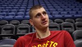 ZBUNIO IH: Umesto da odgovara na pitanja, Nikola Jokić molio američke novinare (VIDEO) ZBUNIO IH: Umesto da odgovara na pitanja, Nikola Jokić molio američke novinare (VIDEO)