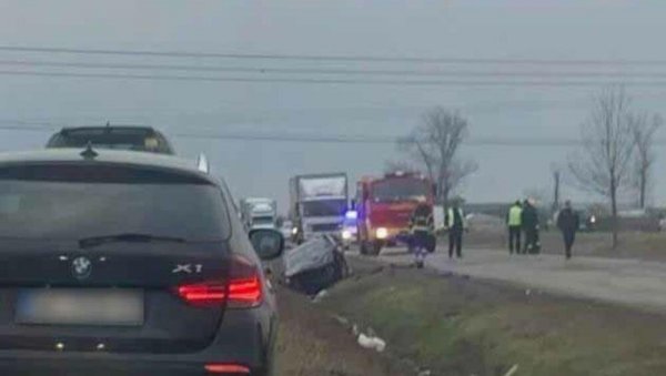 ТЕШКА САОБРАЋАЈНА НЕЗГОДА ИЗМЕЂУ ИНЂИЈЕ И СТАРЕ ПАЗОВЕ: Ватрогасци и полиција на терену (ФОТО) ТЕШКА САОБРАЋАЈНА НЕЗГОДА ИЗМЕЂУ ИНЂИЈЕ И СТАРЕ ПАЗОВЕ: Ватрогасци и полиција на терену (ФОТО)