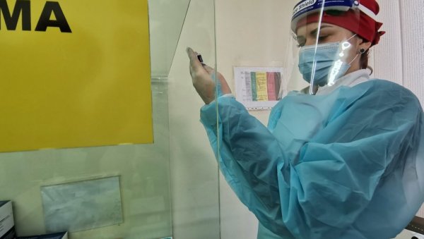 ЕПИДЕМИЈА У РАСИНСКОМ ОКРУГУ ДАЛЕКО ОД КРАЈА: Дневно 700 прегледа, заражене 372 особе (ФОТО+ВИДЕО) ЕПИДЕМИЈА У РАСИНСКОМ ОКРУГУ ДАЛЕКО ОД КРАЈА: Дневно 700 прегледа, заражене 372 особе (ФОТО+ВИДЕО)