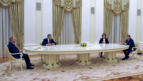 ЈА САМ ГА НАПРАВИО: Легендарни Путинов сто од 4 метра изазвао свађу италијанског и шпанског мајстора ЈА САМ ГА НАПРАВИО: Легендарни Путинов сто од 4 метра изазвао свађу италијанског и шпанског мајстора