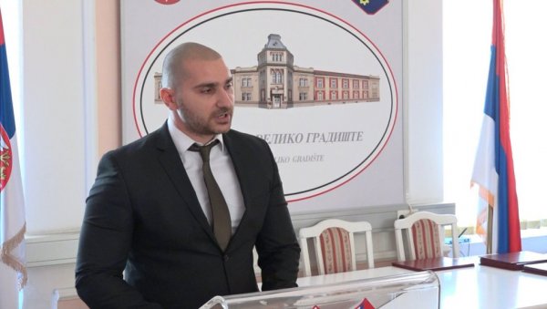 ДИРЕКТОРУ НАСИЛНИКУ ИЗМИЧУ ФОТЕЉУ: Реакција општине Велико Градиште на хапшење Данијела Живановића због напада на супругу ДИРЕКТОРУ НАСИЛНИКУ ИЗМИЧУ ФОТЕЉУ: Реакција општине Велико Градиште на хапшење Данијела Живановића због напада на супругу