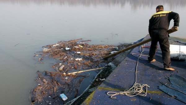 ПОМАЖУ ТАКСЕ КАД НИСУ КАЗНЕ: Уместо власника локала, одржавање хигијене око сплавова преузимају Београдводе ПОМАЖУ ТАКСЕ КАД НИСУ КАЗНЕ: Уместо власника локала, одржавање хигијене око сплавова преузимају Београдводе
