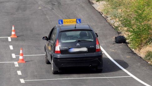 Devojka pala na VOZAČKOM, a nije još ni upalila auto! Čim je primetio OVO, instruktor PRESEKAO