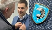ZNAČKA KAO ČAST: Miloš Jovanović dobio priznanje veterana 63. padobranske brigade ZNAČKA KAO ČAST: Miloš Jovanović dobio priznanje veterana 63. padobranske brigade