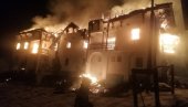 PLAMEN PROŽDIRE SVETINJU! Cisterne stigle do manastira Svete Trojice, vatrogasci se lavovski bore (FOTO/VIDEO) PLAMEN PROŽDIRE SVETINJU! Cisterne stigle do manastira Svete Trojice, vatrogasci se lavovski bore (FOTO/VIDEO)