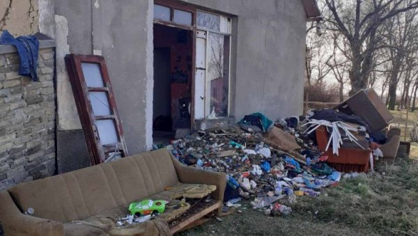 ЛОЖИО ВРАТА ДА БИ СЕ ЗАГРЕЈАО! Житељи Сивца помажу суграђанину (46) који је испао из система и доспео до контејнера ЛОЖИО ВРАТА ДА БИ СЕ ЗАГРЕЈАО! Житељи Сивца помажу суграђанину (46) који је испао из система и доспео до контејнера