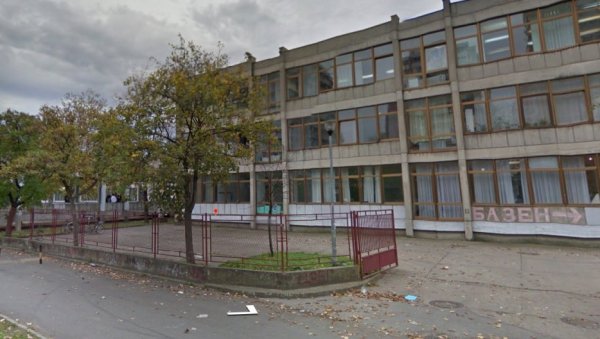 ДРАМА У ОСНОВНОЈ ШКОЛИ У БЕОГРАДУ: Девојчица активирала сузавац у учионици, деца се гушила ДРАМА У ОСНОВНОЈ ШКОЛИ У БЕОГРАДУ: Девојчица активирала сузавац у учионици, деца се гушила