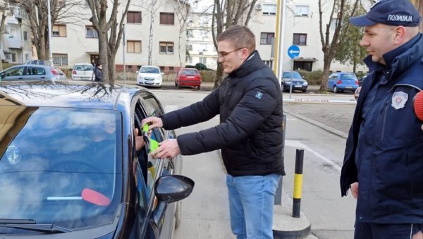 ЗА ВОЗАЧЕ МЕТЛИЦЕ И ГРЕБАЧИ: Комисија за безбедност саобраћаја возачима поделила корисне поклоне ЗА ВОЗАЧЕ МЕТЛИЦЕ И ГРЕБАЧИ: Комисија за безбедност саобраћаја возачима поделила корисне поклоне