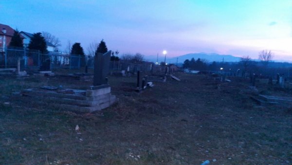 ОЧИШЋЕНО ГРОБЉЕ У ЂАКОВИЦИ: Акција привременог органа општине у сусрет задушницама (ФОТО) ОЧИШЋЕНО ГРОБЉЕ У ЂАКОВИЦИ: Акција привременог органа општине у сусрет задушницама (ФОТО)