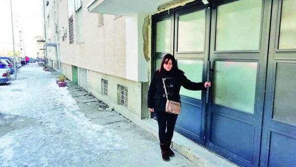 АЛБАНЦИ ЈОЈ САМО НА ПАПИРУ ВРАТИЛИ ДОМ: Марија Новаковић из Приштине већ месецима покушава да се усели у свој стан АЛБАНЦИ ЈОЈ САМО НА ПАПИРУ ВРАТИЛИ ДОМ: Марија Новаковић из Приштине већ месецима покушава да се усели у свој стан