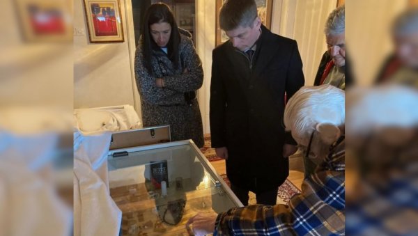 КУЋА КАО МУЗЕЈ: Арно Гујон посетио Чачанина који чува успомене на исељенички талас из шездесетих година КУЋА КАО МУЗЕЈ: Арно Гујон посетио Чачанина који чува успомене на исељенички талас из шездесетих година