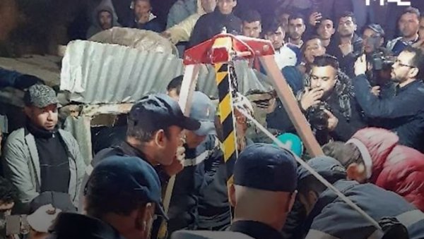 УПАО ЈЕ У БУНАР ДУБОК 32 МЕТРА: Драма у Мароку, три дана спасавају дечака (5), ужетом му допремају храну и воду (ВИДЕО) УПАО ЈЕ У БУНАР ДУБОК 32 МЕТРА: Драма у Мароку, три дана спасавају дечака (5), ужетом му допремају храну и воду (ВИДЕО)