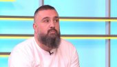 БОЈАН ОСЛОБОЂЕН КАЗНЕ: Возио жену на порођај брзином преко 120 на сат, полиција га зауставила, па отпратила до породилишта