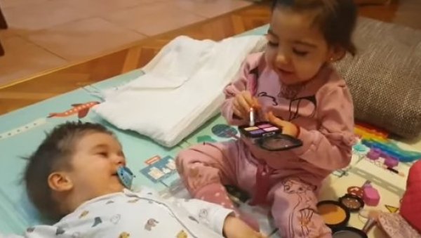СНИМАК КОЈИ ТОПИ СРЦА: Мали борци Миња и Гаврило су сада најбољи другари (ВИДЕО) СНИМАК КОЈИ ТОПИ СРЦА: Мали борци Миња и Гаврило су сада најбољи другари (ВИДЕО)