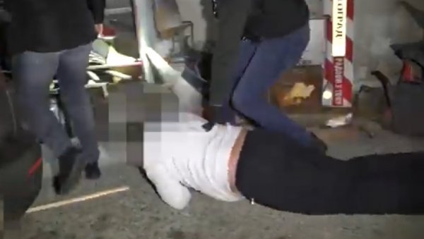 ПОГЛЕДАЈТЕ СНИМАК ВЕЛИКЕ АКЦИЈЕ ПОЛИЦИЈЕ: Ухапшене четири особе, заплењена дрога и оружје (ВИДЕО) ПОГЛЕДАЈТЕ СНИМАК ВЕЛИКЕ АКЦИЈЕ ПОЛИЦИЈЕ: Ухапшене четири особе, заплењена дрога и оружје (ВИДЕО)