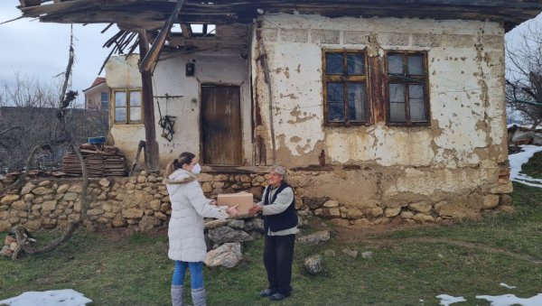 ПОМОЋ СОЦИЈАЛНО УГРОЖЕНИМ ПОРОДИЦАМА: Активисти обилазе домаћинства у Пчињском округу ПОМОЋ СОЦИЈАЛНО УГРОЖЕНИМ ПОРОДИЦАМА: Активисти обилазе домаћинства у Пчињском округу