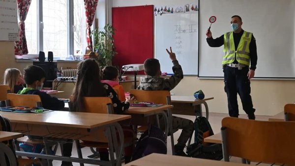 ПАЖЉИВКОВА СМОТРА У ЗЕМУНУ: Малишани показали знање о саобраћајним правилима и безбедности ПАЖЉИВКОВА СМОТРА У ЗЕМУНУ: Малишани показали знање о саобраћајним правилима и безбедности