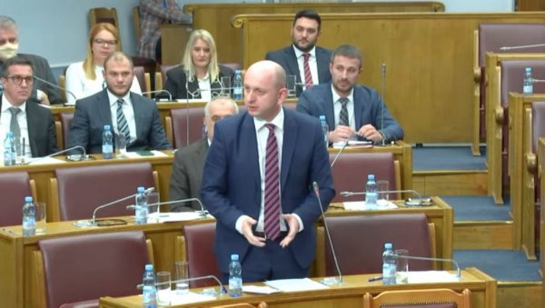 ГОРИ У ЦРНОГОРСКОМ ПАРЛАМЕНТУ Кнежевић: Је ли тачно да сте СКАЈ апликацију повезали са Милом Ђукановићем? ГОРИ У ЦРНОГОРСКОМ ПАРЛАМЕНТУ Кнежевић: Је ли тачно да сте СКАЈ апликацију повезали са Милом Ђукановићем?