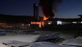 VELIKI POŽAR U BEOČINU: Plamen guta fabriku paleta, dim prekrio zgradu (FOTO) VELIKI POŽAR U BEOČINU: Plamen guta fabriku paleta, dim prekrio zgradu (FOTO)