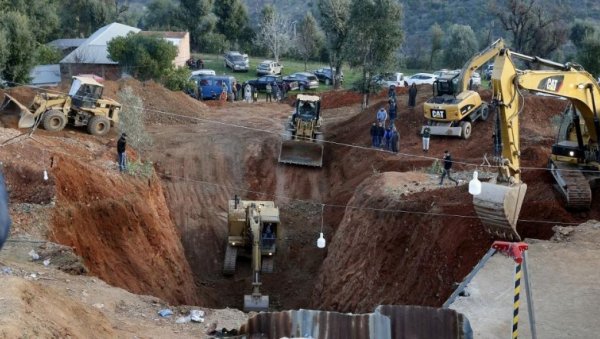 СПАСАВАЊЕ РАЈАНА СА ДНА БУНАРА: Очи света упрте у село на северу Марока где се одвија права животна драма СПАСАВАЊЕ РАЈАНА СА ДНА БУНАРА: Очи света упрте у село на северу Марока где се одвија права животна драма