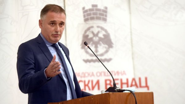 СПОМЕНИК КАО СЕЋАЊЕ НА ЖРТВЕ ХОЛОКАУСТА: Церемонија код обележја у Улици браће Крсмановић на Савском венцу СПОМЕНИК КАО СЕЋАЊЕ НА ЖРТВЕ ХОЛОКАУСТА: Церемонија код обележја у Улици браће Крсмановић на Савском венцу