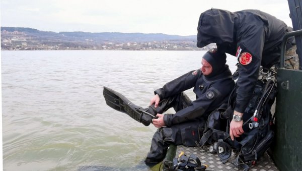 ДО ПОСЛЕДЊЕГ ДАХА РОНЕ ЗА НЕСТАЛИМА: Патрола Новости са припадницима специјалне јединице Жандармерије МУП Србије (ФОТО/ВИДЕО) ДО ПОСЛЕДЊЕГ ДАХА РОНЕ ЗА НЕСТАЛИМА: Патрола Новости са припадницима специјалне јединице Жандармерије МУП Србије (ФОТО/ВИДЕО)
