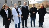 ВРАТИЛА СЕ У РОДНО МЕСТО ДА ЛЕЧИ СУГРАЂАНЕ: У Ушћу задовољни младом лекарком Јованом ВРАТИЛА СЕ У РОДНО МЕСТО ДА ЛЕЧИ СУГРАЂАНЕ: У Ушћу задовољни младом лекарком Јованом