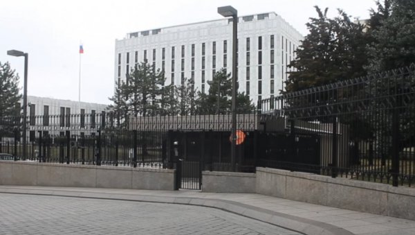 РУСКА АМБАСАДА УПУТИЛА АПЕЛ БЕОГРАЂАНИМА: Не палите свеће испред зграде амбасаде РУСКА АМБАСАДА УПУТИЛА АПЕЛ БЕОГРАЂАНИМА: Не палите свеће испред зграде амбасаде
