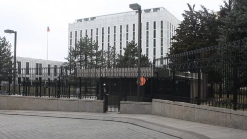 РУСКА АМБАСАДА УПУТИЛА АПЕЛ БЕОГРАЂАНИМА: Не палите свеће испред зграде амбасаде