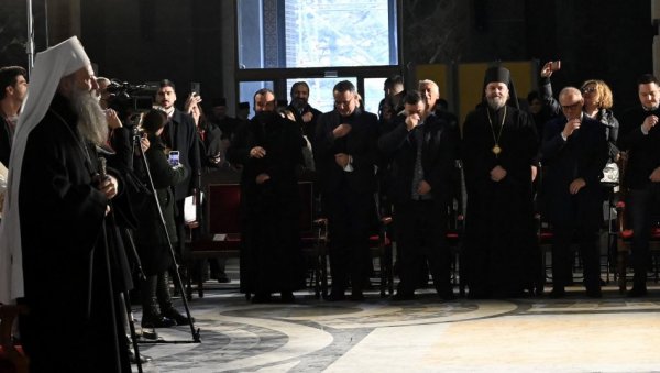 ХРАМ СВЕТОГ САВЕ ЈЕ ВАША КУЋА: Патријарх Порфирије уручио деци светосавске пакетиће (ФОТО) ХРАМ СВЕТОГ САВЕ ЈЕ ВАША КУЋА: Патријарх Порфирије уручио деци светосавске пакетиће (ФОТО)