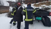 ВАТРОГАСЦИ СПАСИОЦИ У АКЦИЈИ: Евакуисали две здравствено угрожене особе из села Тврђава код Новог Пазара (ФОТО)