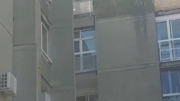 ДИМ КУЉА ИЗ ЗГРАДЕ НА БЕОГРАДСКОМ КЕЈУ: Пожар у Новом Саду (ВИДЕО) ДИМ КУЉА ИЗ ЗГРАДЕ НА БЕОГРАДСКОМ КЕЈУ: Пожар у Новом Саду (ВИДЕО)