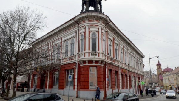 ЦРВЕНА НИЈЕ КАО КРВ СТРЕЉАНИХ: Боја фасаде Фришове палате у банатском граду интригира ЦРВЕНА НИЈЕ КАО КРВ СТРЕЉАНИХ: Боја фасаде Фришове палате у банатском граду интригира