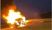 AUTOMOBIL U PLAMENU: Stravičan prizor na auto-putu kod Ostružnice (VIDEO) AUTOMOBIL U PLAMENU: Stravičan prizor na auto-putu kod Ostružnice (VIDEO)