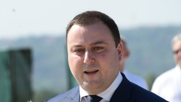 ЗДРАВИЦА ЗА ЛИСТЕ: Мирослав Чучковић и Бранко Ружић наздравили чашом розеа за председника ЗДРАВИЦА ЗА ЛИСТЕ: Мирослав Чучковић и Бранко Ружић наздравили чашом розеа за председника