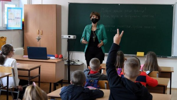 НАСТАВА ОНЛАЈН, А УЧЕЊЕ ОФЛАЈН: Ученици и родитељи у појединим школама очајни због комбинованог модела рада НАСТАВА ОНЛАЈН, А УЧЕЊЕ ОФЛАЈН: Ученици и родитељи у појединим школама очајни због комбинованог модела рада