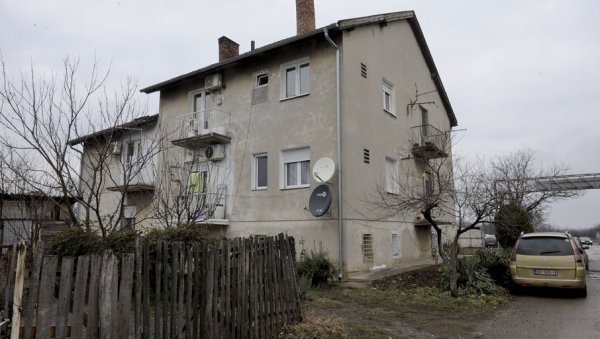 НЕМАЈУ СТРУЈУ И ВОДУ ОД ДЕЦЕМБРА: Муке станара зграде у Улици Светог Саве 84 у сурчинском насељу Радиофар НЕМАЈУ СТРУЈУ И ВОДУ ОД ДЕЦЕМБРА: Муке станара зграде у Улици Светог Саве 84 у сурчинском насељу Радиофар
