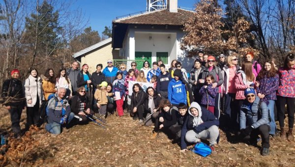 ПАРАЋИНЦИ У ПОХОДУ СВИ НА СНЕГ: Две успеле акције Планинарског клуба Јаворак ПАРАЋИНЦИ У ПОХОДУ СВИ НА СНЕГ: Две успеле акције Планинарског клуба Јаворак