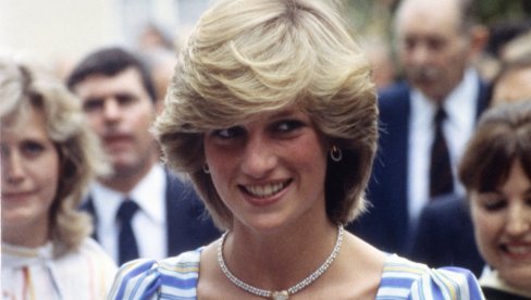 POSTALA NAJVREDNIJA IKAD PRODANA NA AUKCIJI: Čuvena haljina princeze Dajane dostigla neverovatnu cenu (FOTO) POSTALA NAJVREDNIJA IKAD PRODANA NA AUKCIJI: Čuvena haljina princeze Dajane dostigla neverovatnu cenu (FOTO)