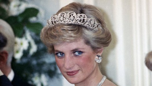 OBORILA REKORD: Pogledajte kako izgleda haljina princeze Dajane, prodata za više od milion dolara (FOTO) OBORILA REKORD: Pogledajte kako izgleda haljina princeze Dajane, prodata za više od milion dolara (FOTO)