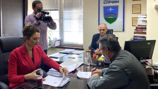 ОПШТИНА СУРЧИН ПОТПИСАЛА ВАЖАН УГОВОР: Цркву ће красити нова ограда ОПШТИНА СУРЧИН ПОТПИСАЛА ВАЖАН УГОВОР: Цркву ће красити нова ограда