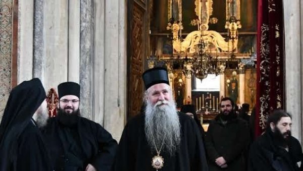 МИТРОПОЛИТ ЈОАНИКИЈЕ У ПОСЕТИ ДЕЧАНИМА: Страшно је кад наш народ почне да се греши о светиње МИТРОПОЛИТ ЈОАНИКИЈЕ У ПОСЕТИ ДЕЧАНИМА: Страшно је кад наш народ почне да се греши о светиње