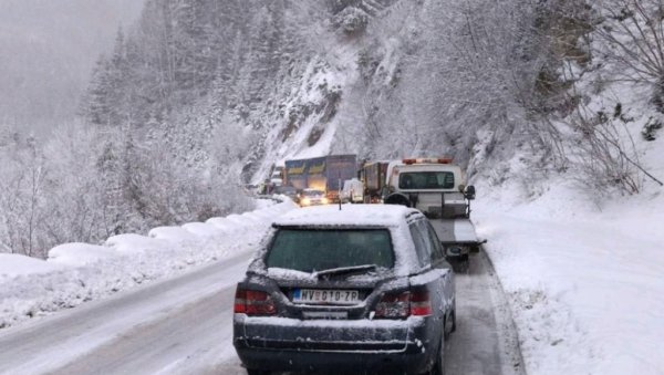 СНЕГ ПАДА ДУЖЕ ОД ДВА САТА: Паралисан саобраћај на Златару и Златибору (ФОТО) СНЕГ ПАДА ДУЖЕ ОД ДВА САТА: Паралисан саобраћај на Златару и Златибору (ФОТО)