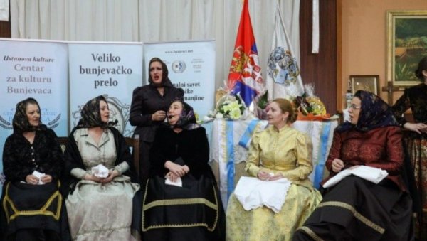 ВЕЛИКО ПРЕЛО И ЗВАНИЧНО НА БУЊЕВАЧКОМ: Прославили обичај први пут откако је њихов матерњи језик уведен у службену употребу ВЕЛИКО ПРЕЛО И ЗВАНИЧНО НА БУЊЕВАЧКОМ: Прославили обичај први пут откако је њихов матерњи језик уведен у службену употребу