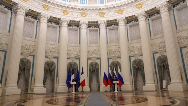 МАКРОН СЕ НАДА РАЗГОВОРУ СА ПУТИНОМ: План је помоћи људима да напусте Мариупољ МАКРОН СЕ НАДА РАЗГОВОРУ СА ПУТИНОМ: План је помоћи људима да напусте Мариупољ