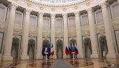 МАКРОН СЕ НАДА РАЗГОВОРУ СА ПУТИНОМ: План је помоћи људима да напусте Мариупољ МАКРОН СЕ НАДА РАЗГОВОРУ СА ПУТИНОМ: План је помоћи људима да напусте Мариупољ